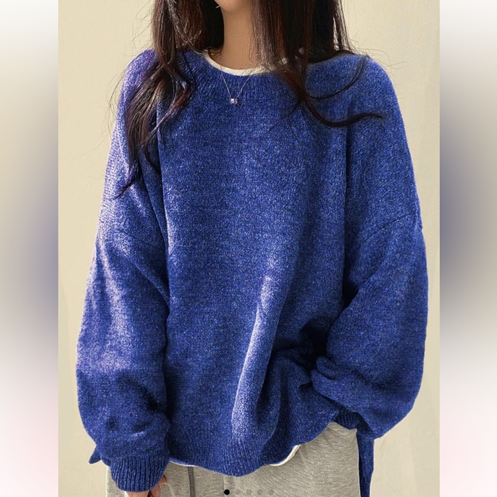 Solid knit split hem crewneck sweater in royal blue